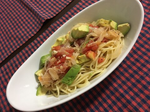 アボカドとトマトの冷製パスタ